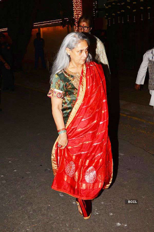 Aishwarya Rai Bachchan During Amitabh Bachchan's Diwali Party Held In ...