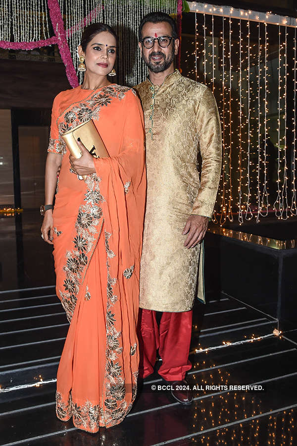 Ronit Roy And Neelam Singh During Aamir Khan S Diwali Party In Mumbai On October 30 2016