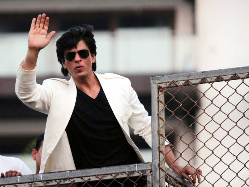 The king khan. Shah Rukh в белых брюках.