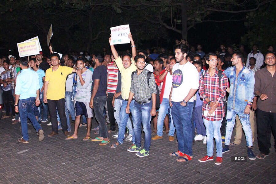 Shah Rukh greets fans on his B'day