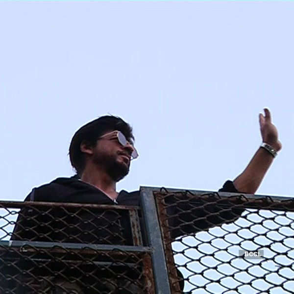 Shah Rukh greets fans on his B'day