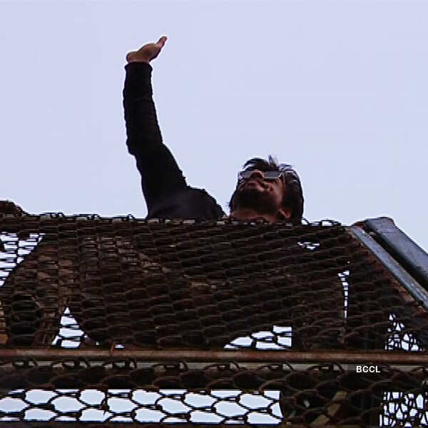 Shah Rukh greets fans on his B'day