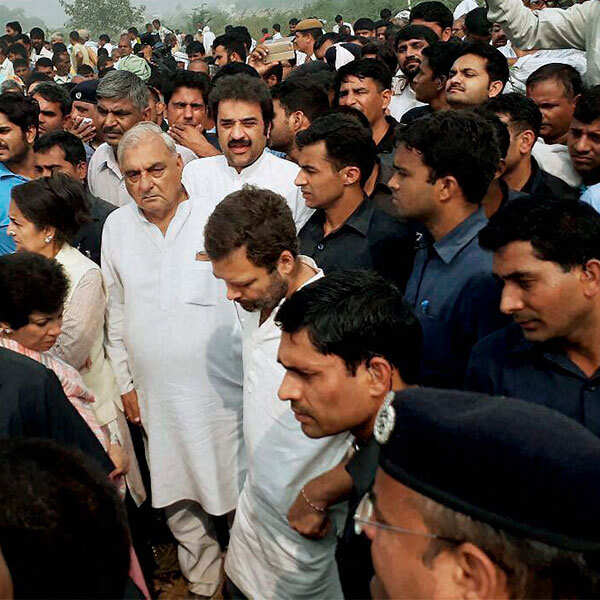 Rahul, Kejriwal attend ex-jawan's funeral