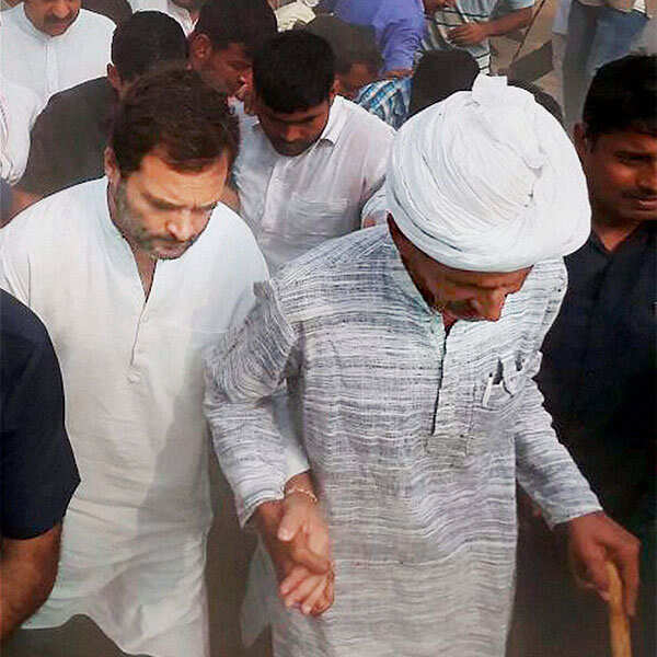 Rahul, Kejriwal attend ex-jawan's funeral