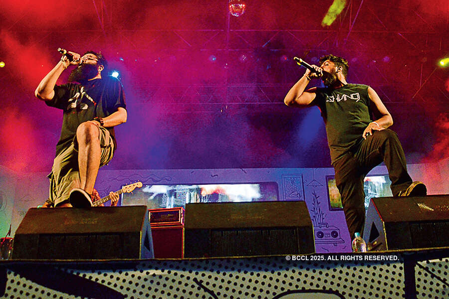 Farhan, Shraddha perform in the city