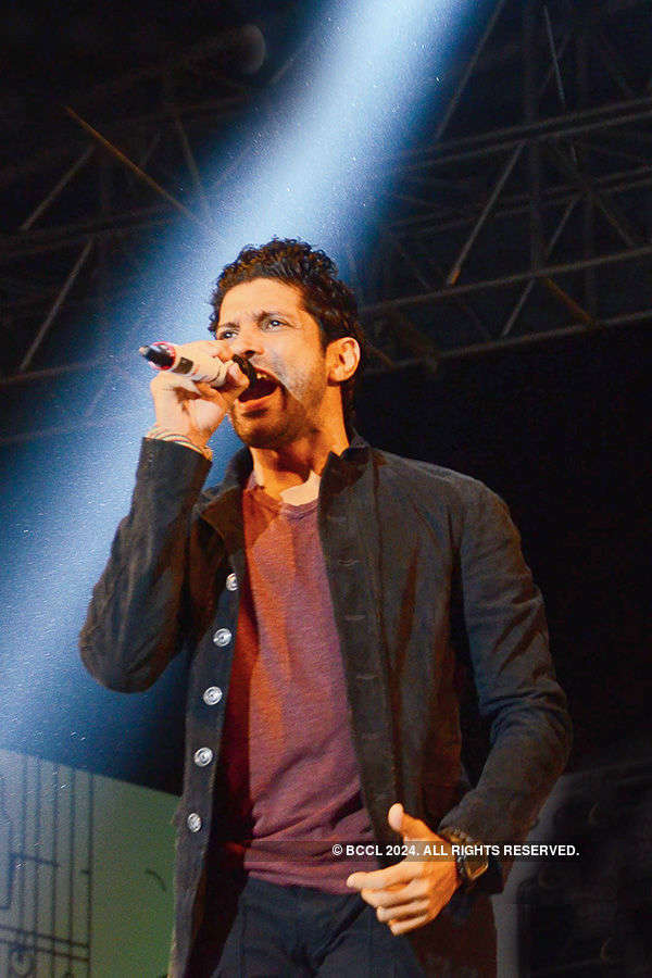 Farhan, Shraddha perform in the city