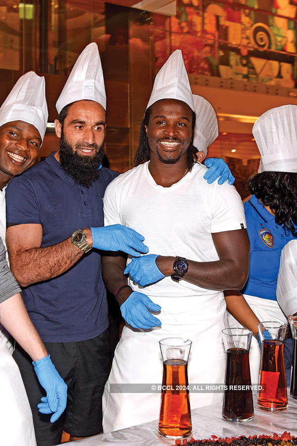 Chennaiyin FC players attend cake-mixing event