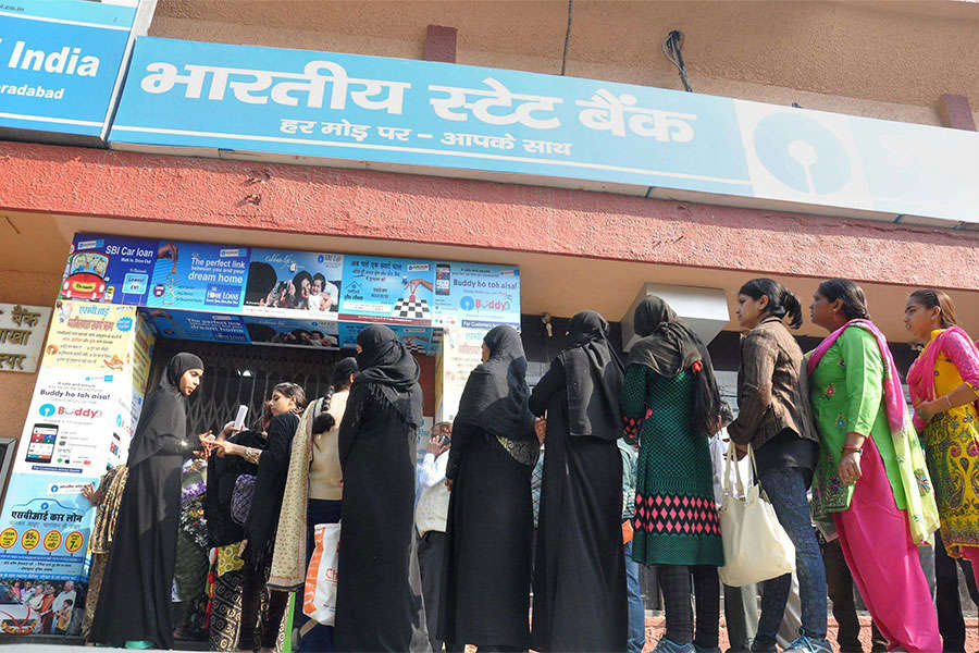 Currency ban: Long queues at banks, ATMs