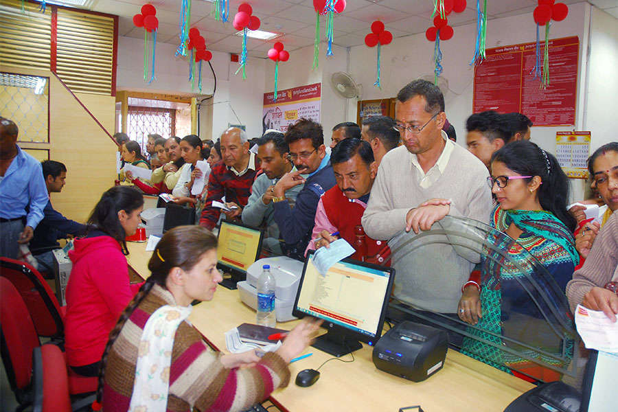 Currency ban: Long queues at banks, ATMs