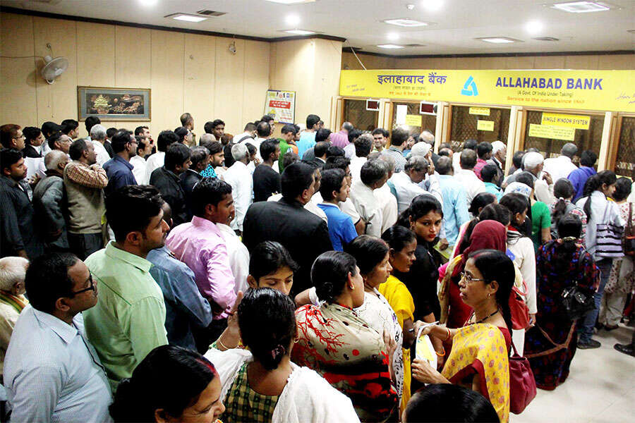 Currency ban: Long queues at banks, ATMs