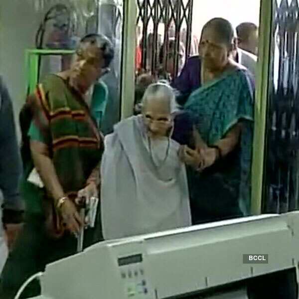 Currency ban: Long queues at banks, ATMs