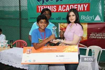 Zarine Khan at Tennis academy