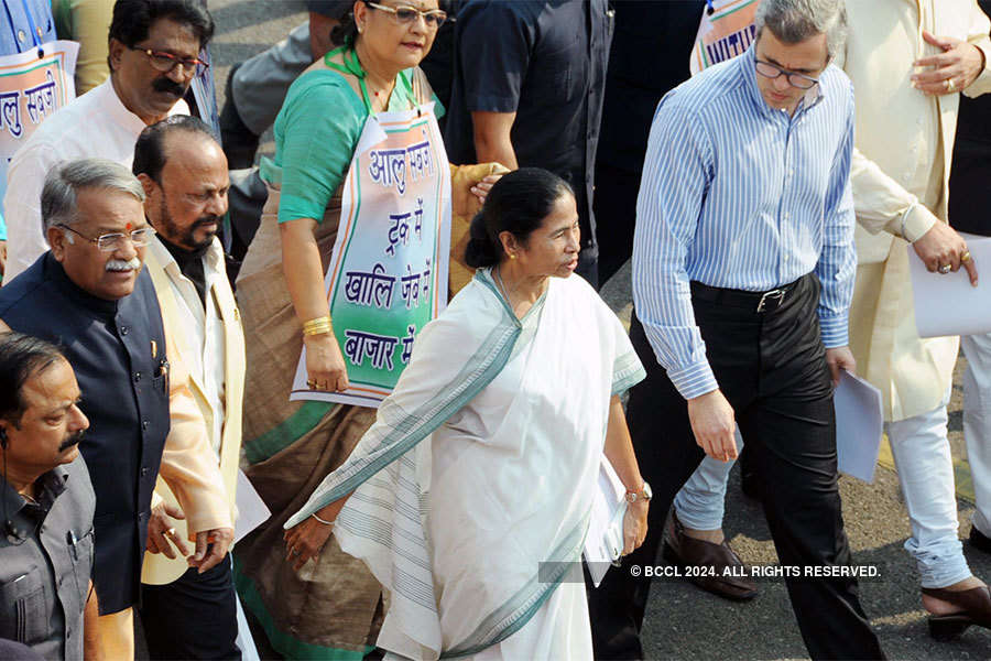 Mamata leads protest march on currency ban