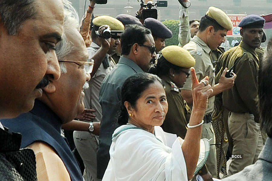 Mamata leads protest march on currency ban