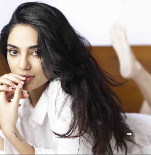 Sobhita Dhulipala finally finds her close buddy in Saif Ali Khan