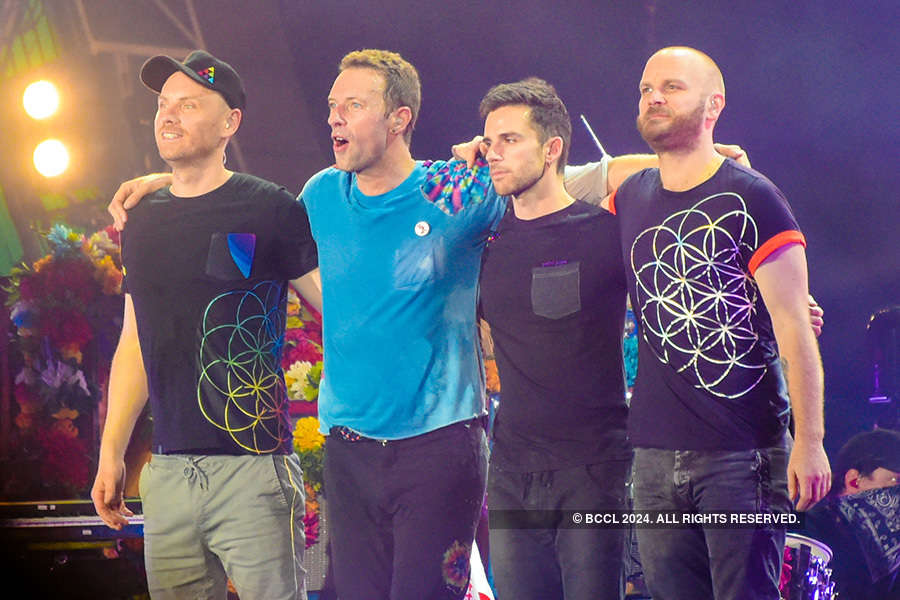 Sonam Kapoor with Chris Martin, Guy Berryman, Jonny Buckland, Will