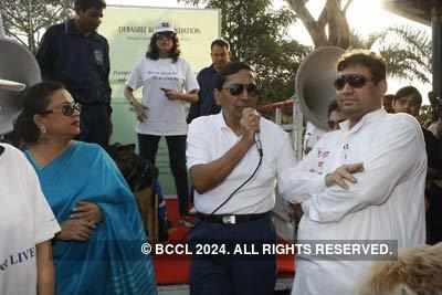 Devika, Sundeep Bhutoria and Goutam Mohan at Debasree Roy Foundation to  join walk in support of 'KARUNA' spreading awareness and care towards  uncared animals of the city on Victoria Memorial - Photogallery