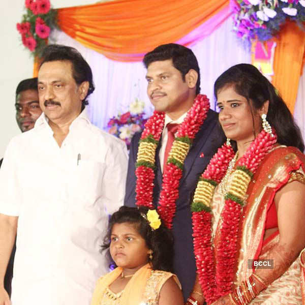 Senthil Greets The Newlyweds Anitha And Balaji During Their Wedding ...