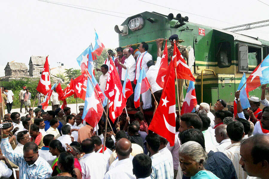 Trains stopped, Bharat bandh begins