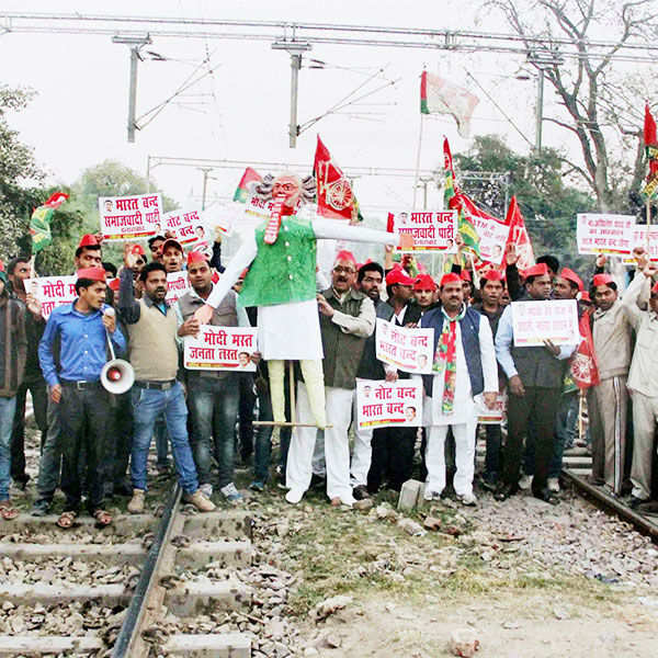 Trains stopped, Bharat bandh begins