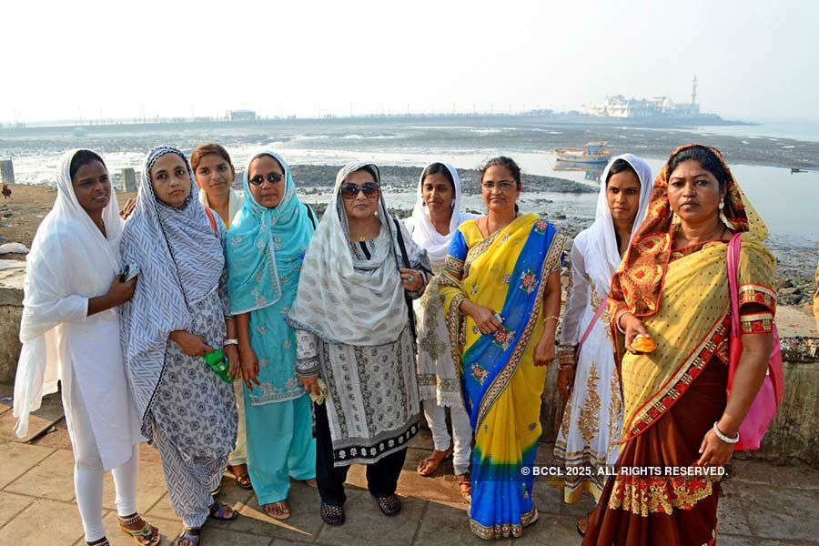 Women enter Haji Ali Dargah after 5 yrs