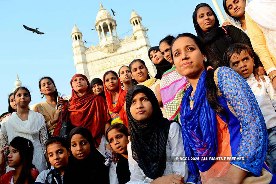 Women enter Haji Ali Dargah after 5 yrs