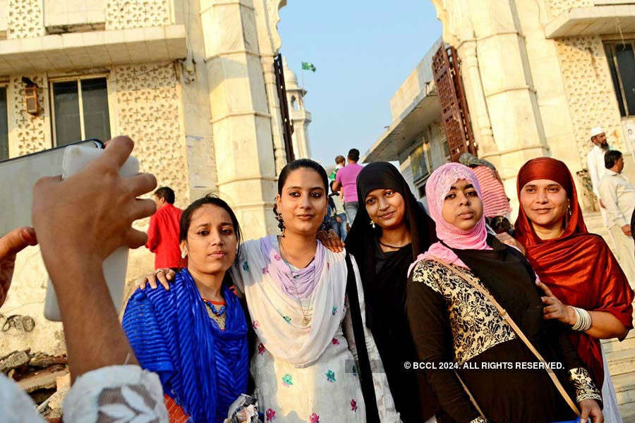 Women enter Haji Ali Dargah after 5 yrs
