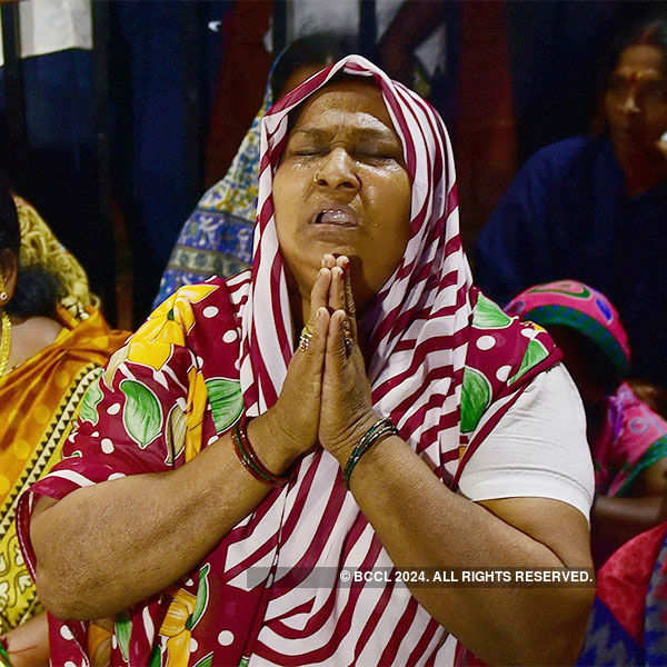 Supporters pray for Jayalalithaa's recovery