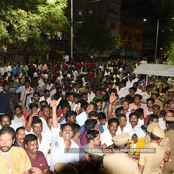 Supporters pray for Jayalalithaa's recovery