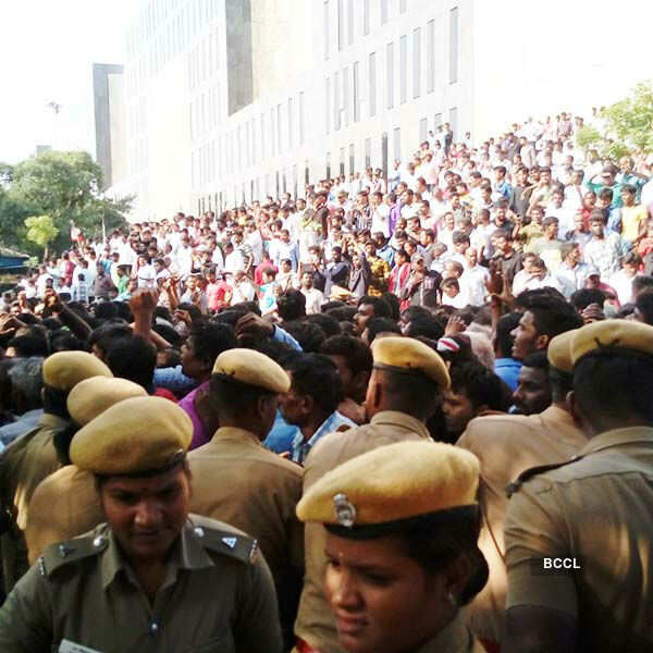 Lakhs of people pay homage to Jayalalithaa