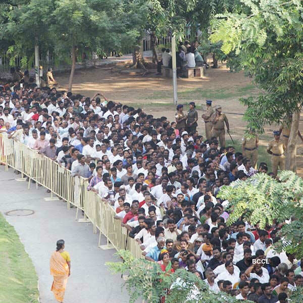 Lakhs of people pay homage to Jayalalithaa