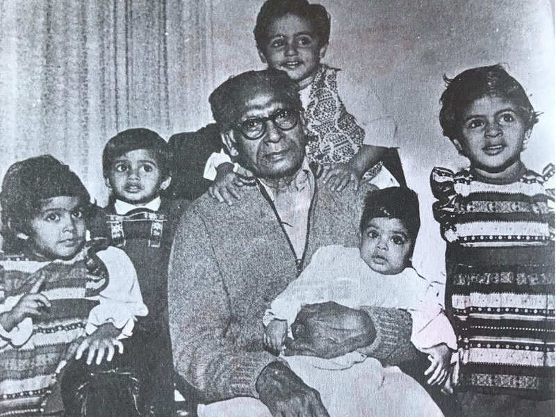 Spot Abhishek Bachchan in this throwback pic with his grandfather