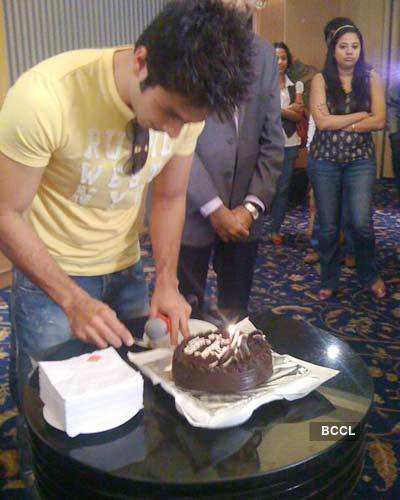 Shahid cuts b'day cake