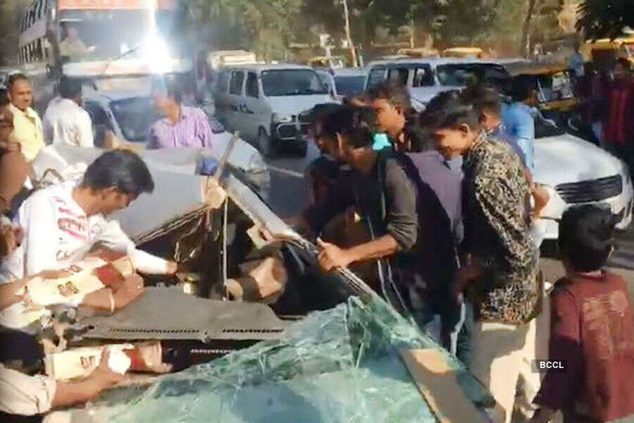 Car carrying liquor meets with an accident, crowd loots liquor