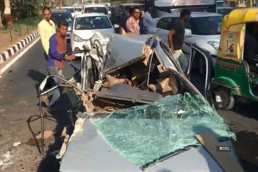Car carrying liquor meets with an accident, crowd loots liquor