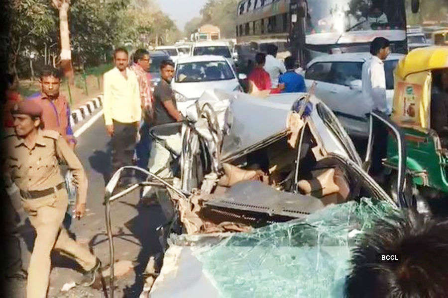 Car carrying liquor meets with an accident, crowd loots liquor