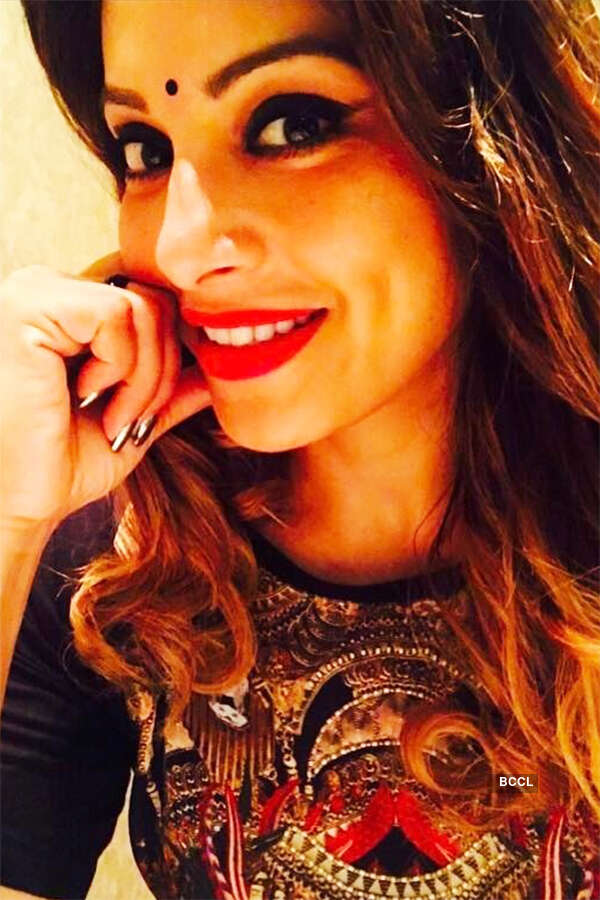 Bipasha Basu celebrates B'day with Karan