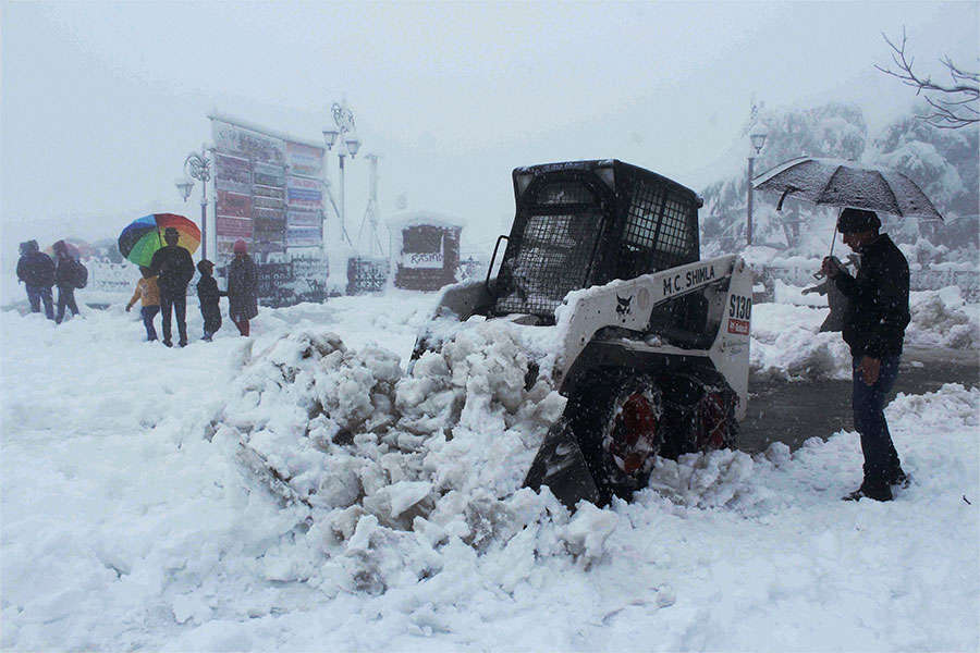 Snowfall: Tourists galore at various hill stations in Northern India