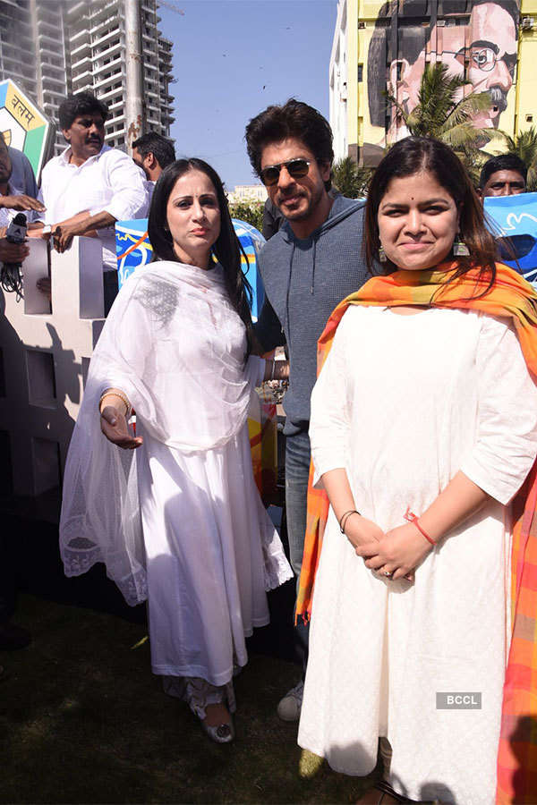 SRK launches sculpture #Bandra