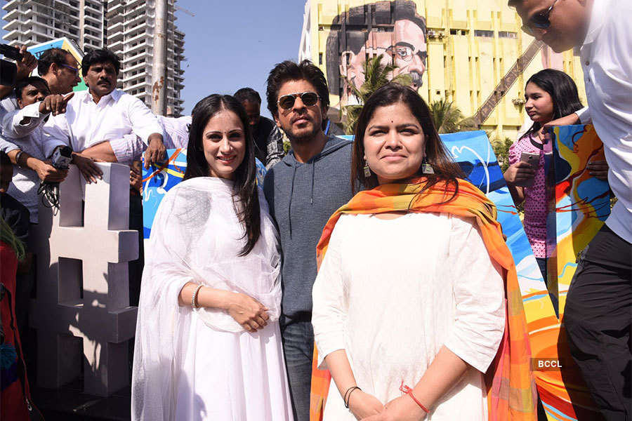 SRK launches sculpture #Bandra