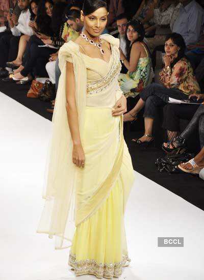 Celebs sizzle on ramp at LFW '10