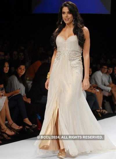 Celebs sizzle on ramp at LFW '10
