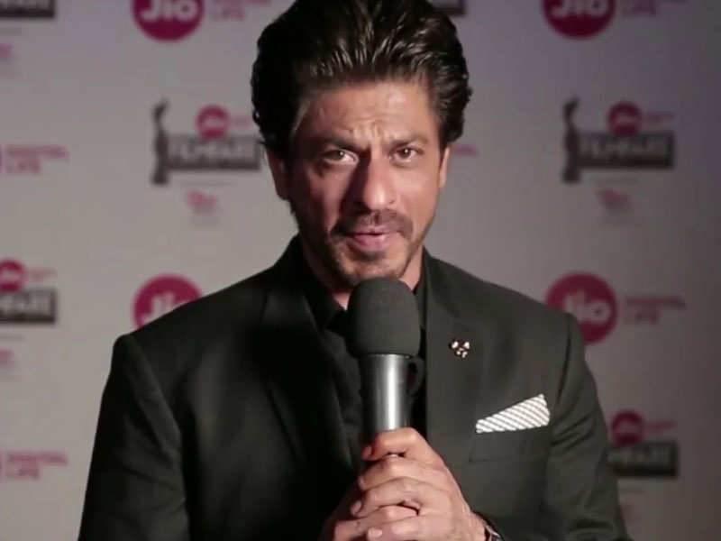 Host Shah Rukh Khan makes a dashing entry