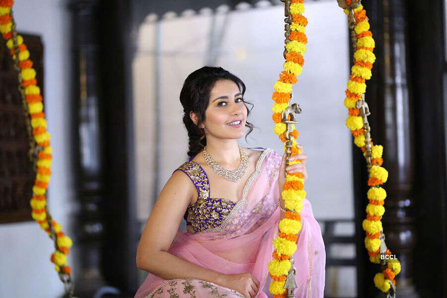Raashi Khanna's Portfolio Pics