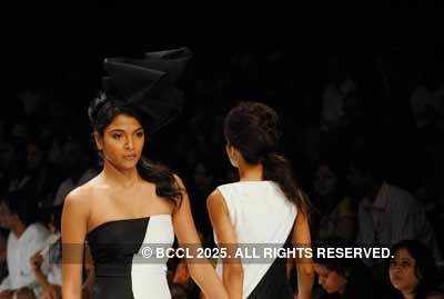 LFW '10: Nidhi & Divya Gambhir