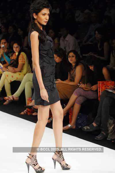 LFW '10: Nidhi & Divya Gambhir