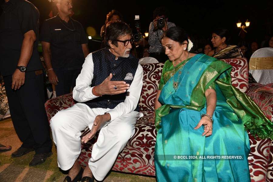 Big B launches Bhawana Somaaya's book