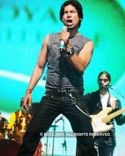 Shaan performs