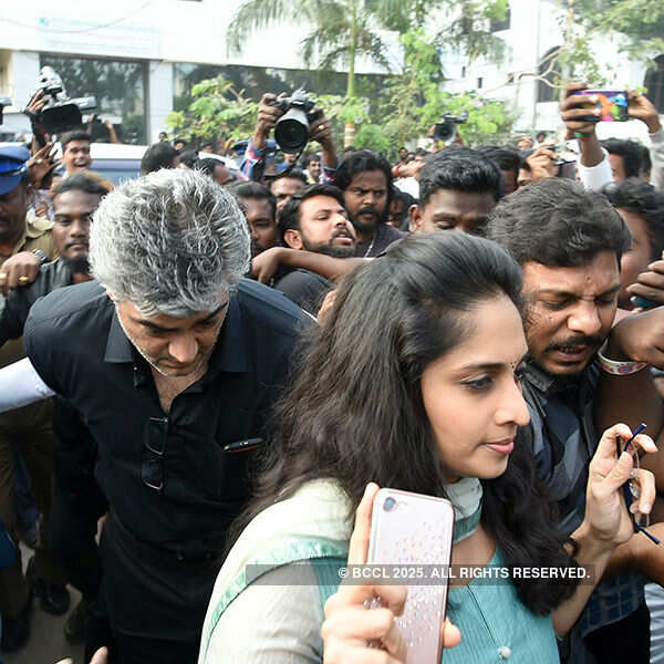 Tamil actors join pro-jallikattu protest