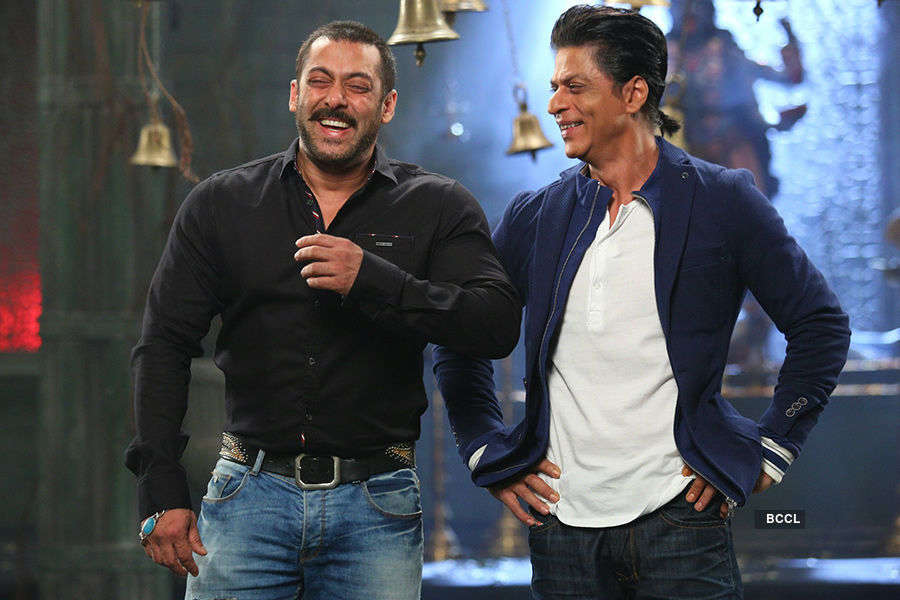 SRK, Sunny Leone promote Raees on Bigg Boss 10